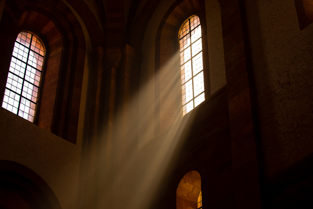 Lichtstahlen durch Kirchenfenster. / iStock/Balint Erlaki Lichtstahlen durch Kirchenfenster.