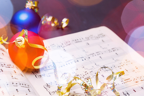 Liederbuch und Weihnachtsdekoration / iStock/artisteer Liederbuch und Weihnachtsdekoration