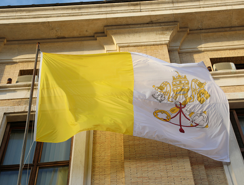 Fahne des Vaticans / iStock/2019 ChiccoDodiFC FotoOk.it Copyright All Rights Reserved, ChiccoDodiFC Fahne des Vaticans